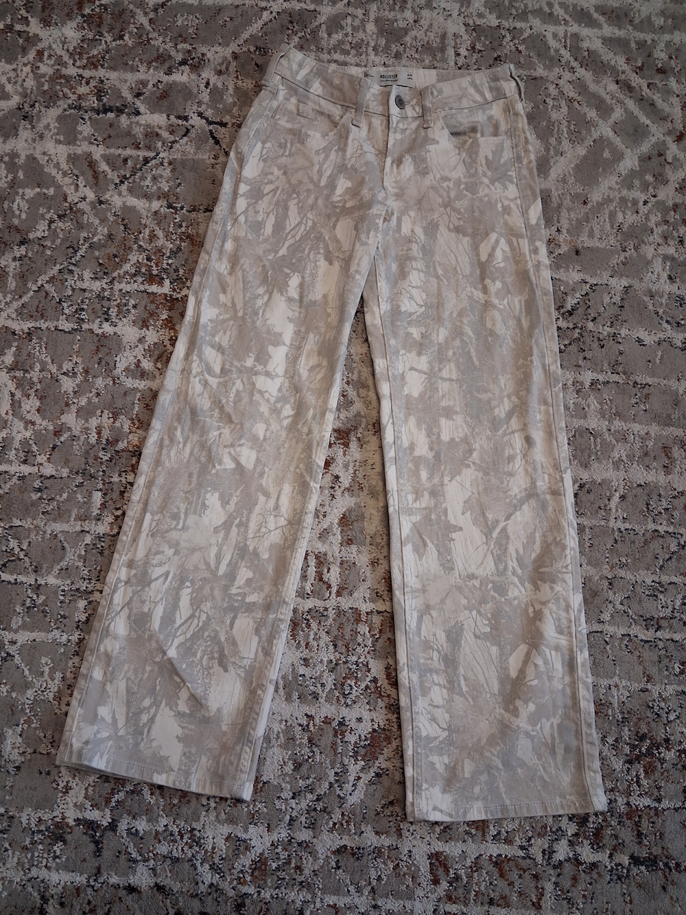 Hollister Low-Rise Baggy Jeans in Off-White
